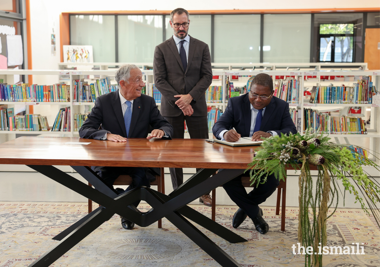 Mozambique’s President Filipe Nyusi signs the guestbook at the Aga Khan Academy, as Prince Rahim and Portugal’s President Marcelo Rebelo de Sousa look on.