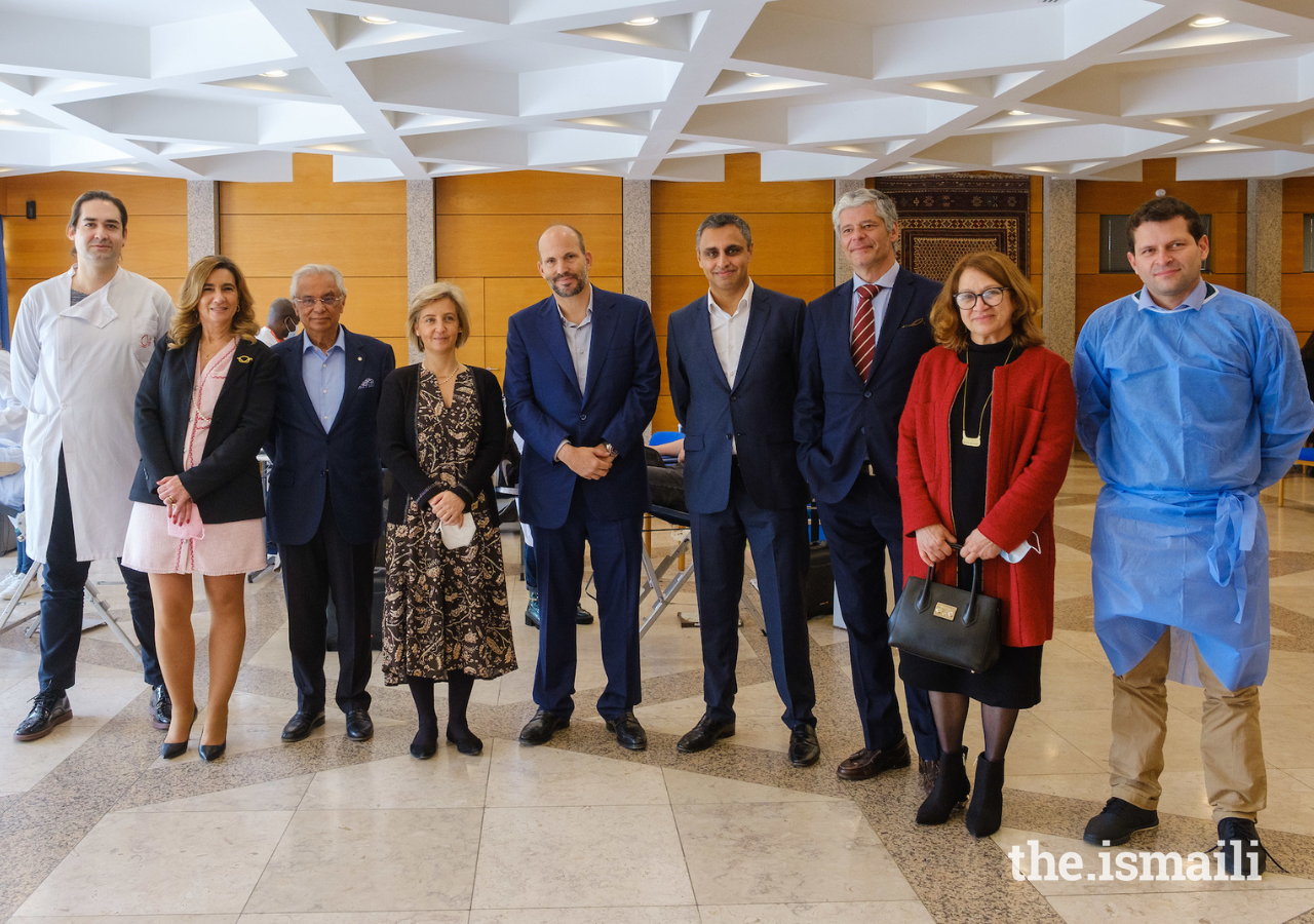 Prince Hussain (centre) joins Jamati, AKDN, and Government leaders, and health professionals at the pop-up clinic organised by Ismaili CIVIC at the Ismaili Centre Lisbon on 26 March 2022.