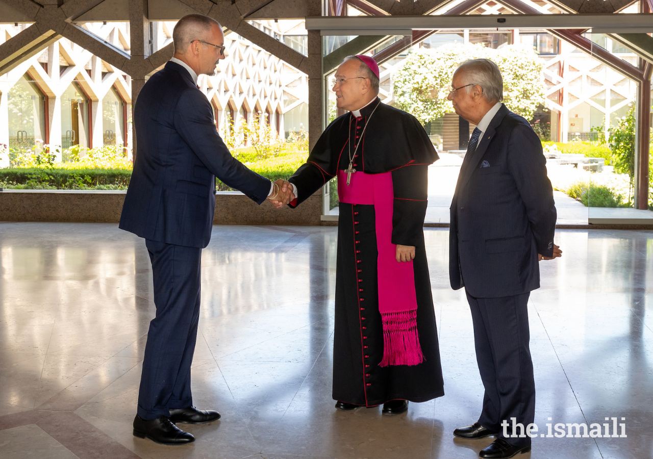 O Príncipe Rahim despede-se de Monsenhor Peña Parra após a sua reunião no Centro Ismaili, Lisboa, a 12 de Maio de 2022.