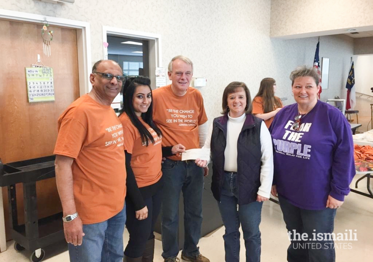 Anwer Gillani with the Gillani Volunteers preparing for thousands of Thanksgiving meals to be made and distributed.