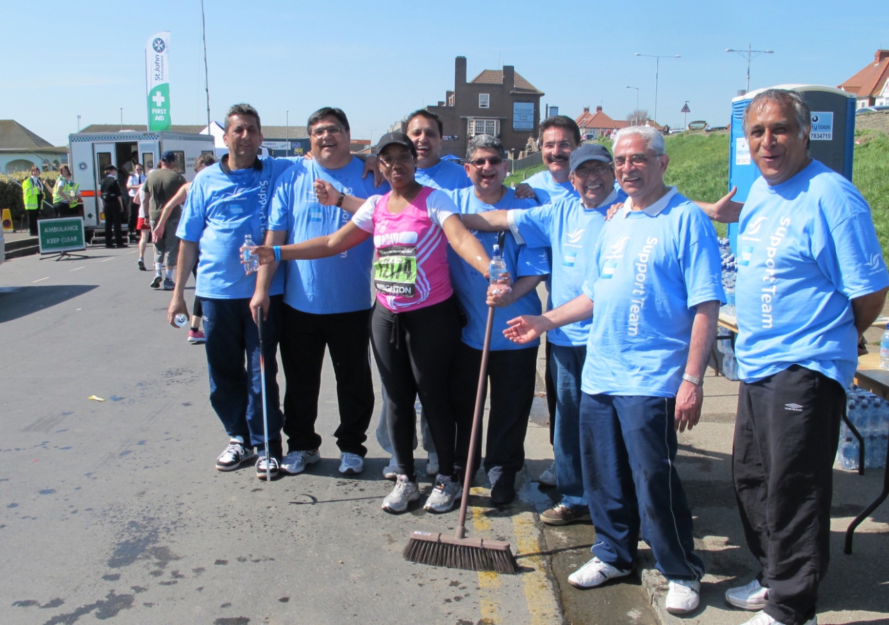 The enthusiastic Ismaili volunteer team made a valuable contribution at the 2011 Brighton Marathon.