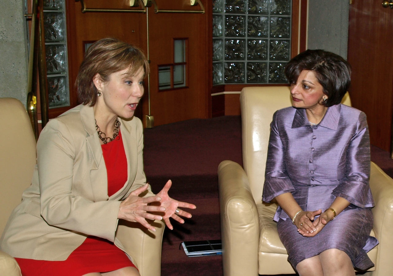 British Columbia Premier Christy Clark and Samira Alibhai, President of the Ismaili Council for British Columbia, engage in discussion at the Ismaili Centre, Burnaby.