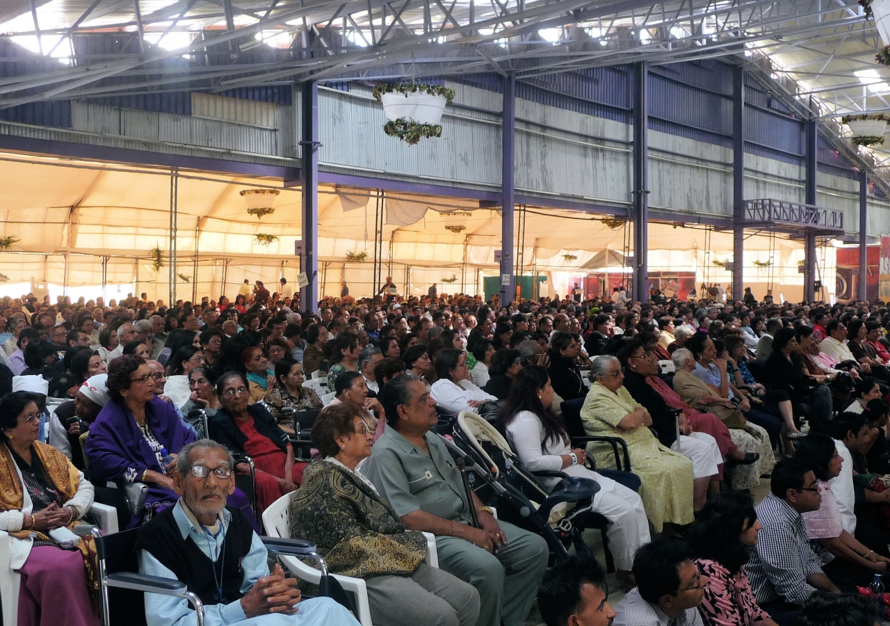 The Jamat gathered at the Parklands Complex to watch Mawlana Hazar Imam and President Kibaki inaugurate the Aga Khan University Heart and Cancer Centre in Nairobi.