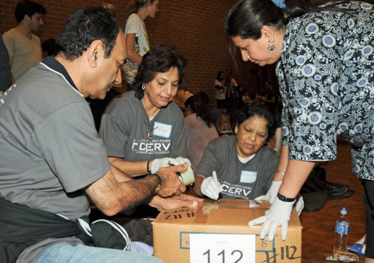 Ismaili volunteers taking part in the USA Jamat’s I-CERV programme pack clothes for Ocean Park Community Center in California.