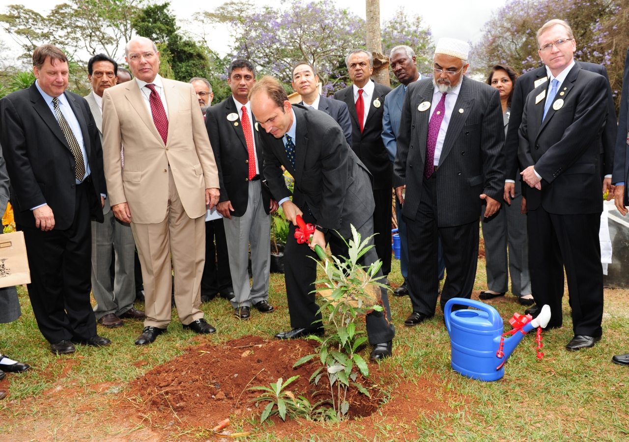 Prince Hussain plants a silver oak tree in the presence of David Boyer, Senior Director, Prince Sadruddin Fund for the Environment; Aziz Bhaloo, AKDN Resident Representative in Kenya; Dr Wing-Kun Tam, Lions Clubs International President; Murtaza Dungarwal