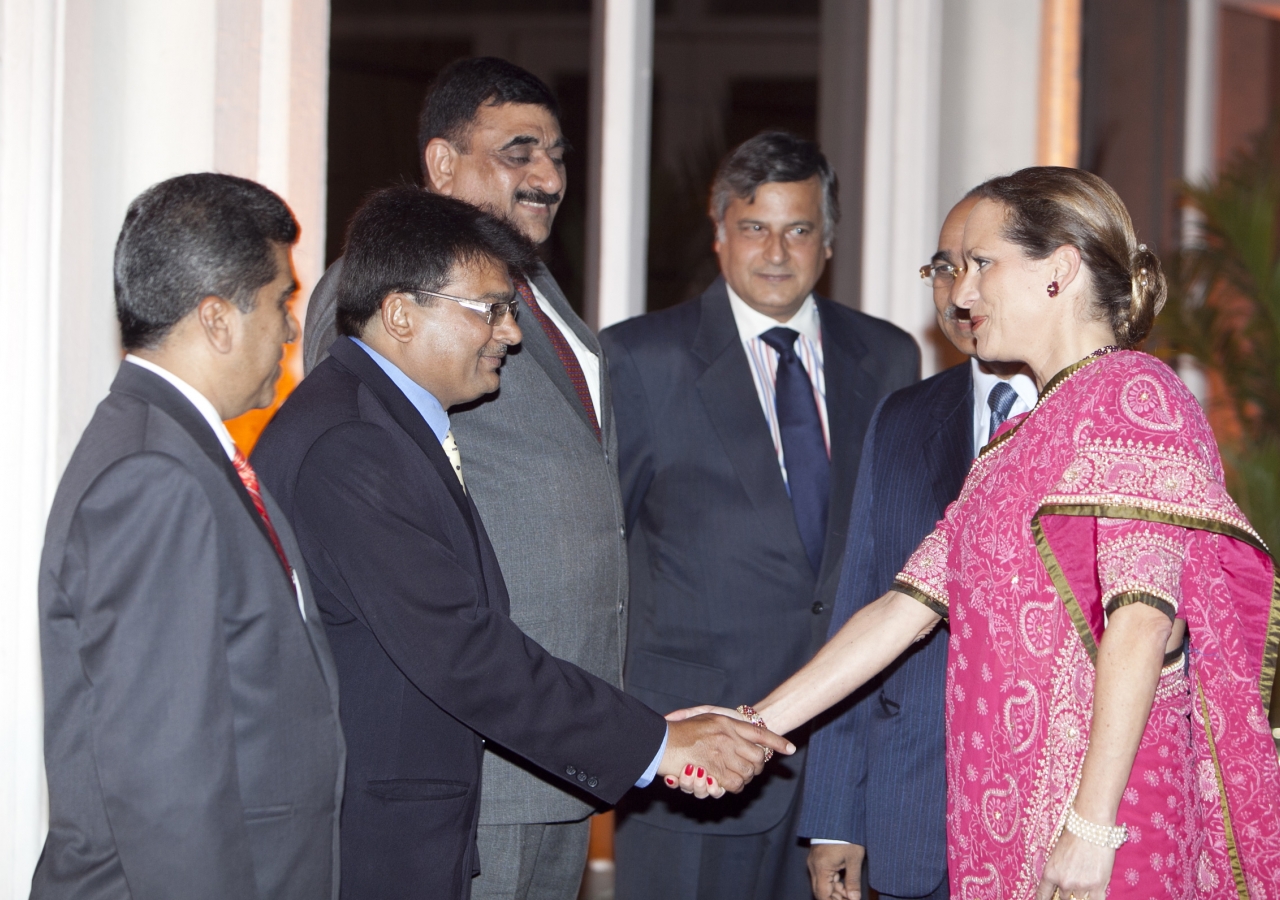 Princess Zahra is greeted by Jamati leaders at an institutional dinner held in her honour in Mumbai.