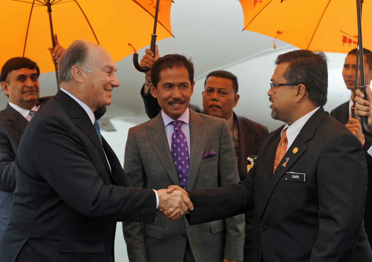 Mawlana Hazar Imam is received by Mr Zakri Jaafar, Malaysia’s Undersecretary for the Organisation of Islamic Cooperation, as Dato’ Naimun Ashakli Mohammad, Chief of Protocol and Consular from the Malaysian Ministry of Foreign Affairs looks on.