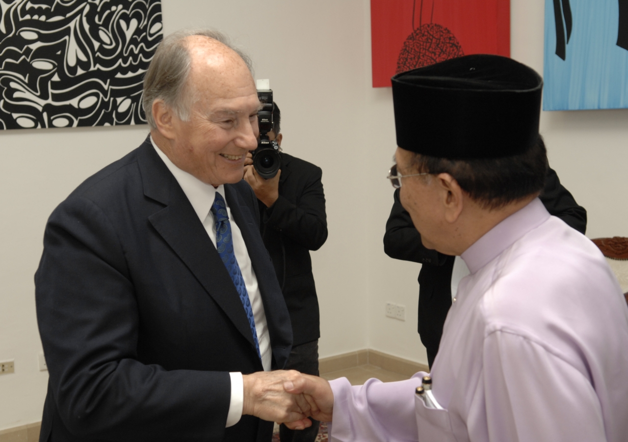 Mawlana Hazar Imam greets Dato Seri Utama Dr Rais Yatim, Malaysia’s Minister of Information, Communications and Culture, who was the guest of honour at the inauguration of the exhibition.