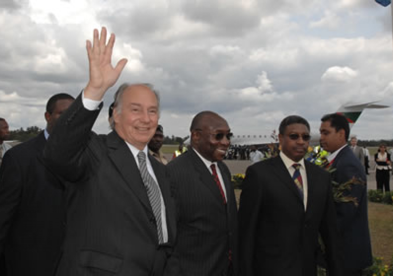 Mawlana Hazar Imam greets the Jamat as he leaves the airport with Hon. Joseph James Mungai.