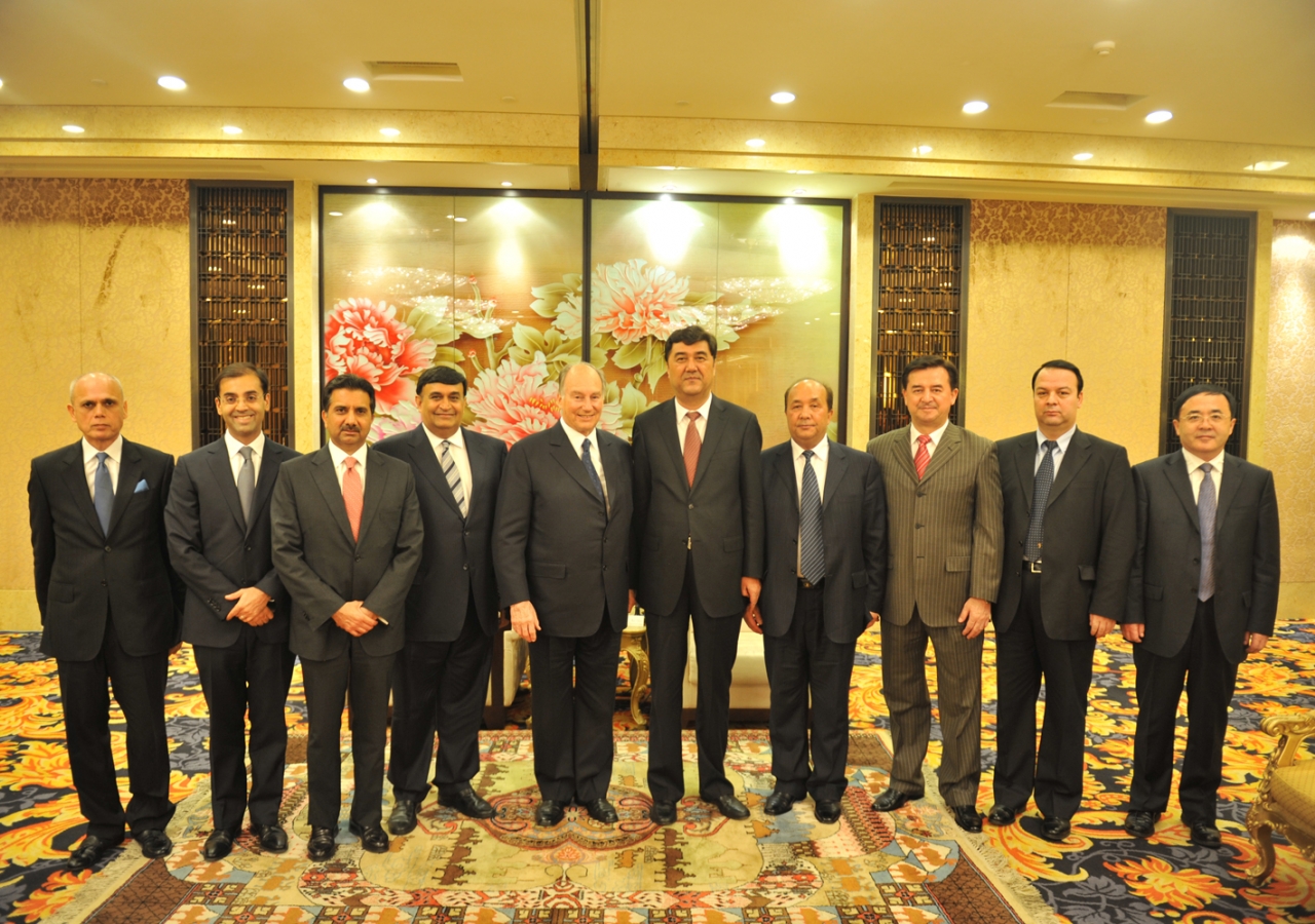 Mawlana Hazar Imam, Governor Nur Bekri, members of the government of Xinjiang and members of the AKDN delegation.