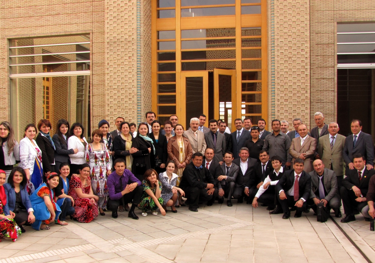 Volunteers and the newly-appointed Jamati leaders pose for a group picture after meeting with Mawlana Hazar Imam.