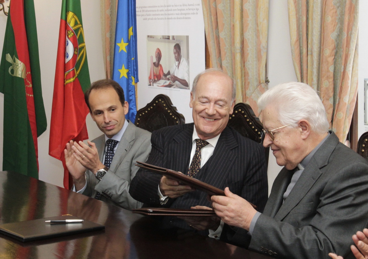 His Eminence Dom José Policarpo, Cardinal Patriarch of Lisbon, and Prince Amyn, Director of the Aga Khan Foundation, sign the renewal of a partnership agreement to improve the quality of life of marginalised groups in Greater Lisbon.