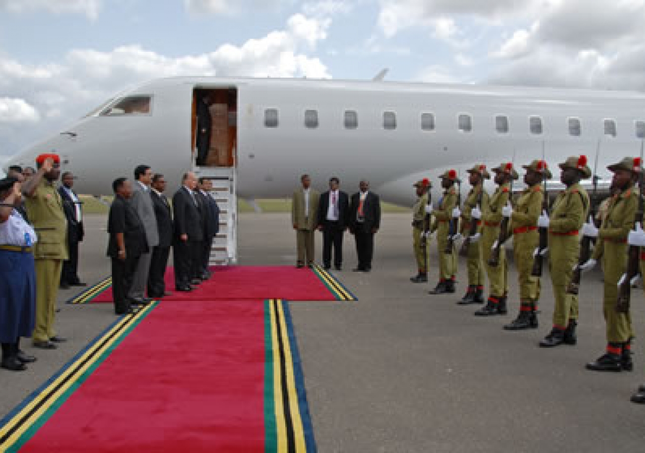 Mawlana Hazar Imam together with Hon. Joseph James Mungai received a salute by a ceremonial Guard of Honour.