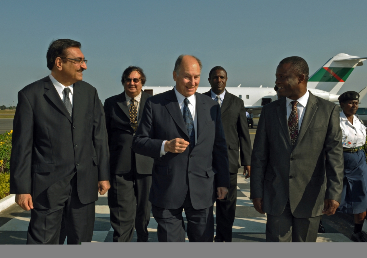 Upon his arrival, Mawlana Hazar Imam was received by the Tanzanian Minister of Education and Vocational Training, Honourable Dr Shukuru Kawambwa, AKDN Resident Representative in Tanzania Amin Kurji and Ismaili Council for Tanzania President Aitmadi Jehang