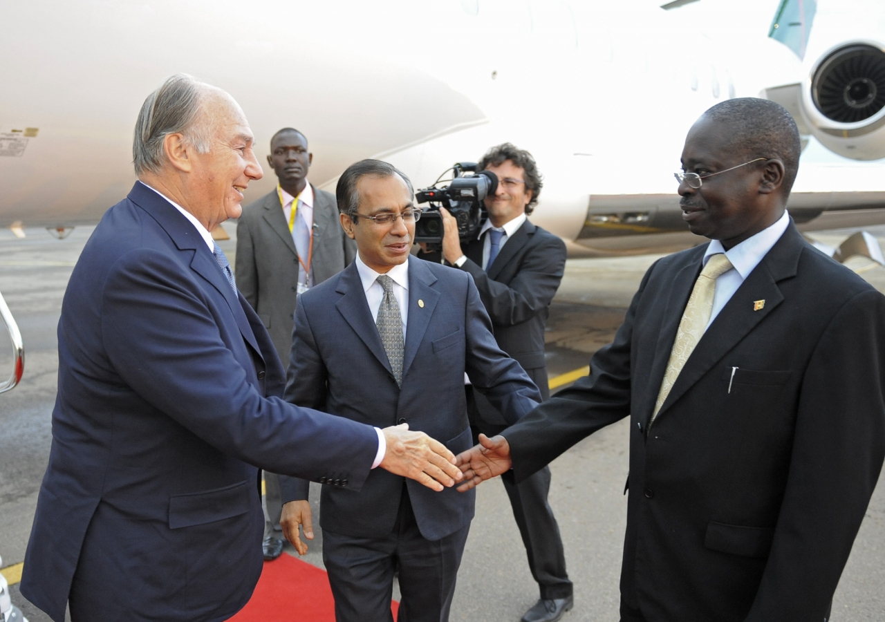 Upon his arrival in Entebbe, Mawlana Hazar Imam is received by Dr James Mutende, Uganda’s State Minister for Industry.