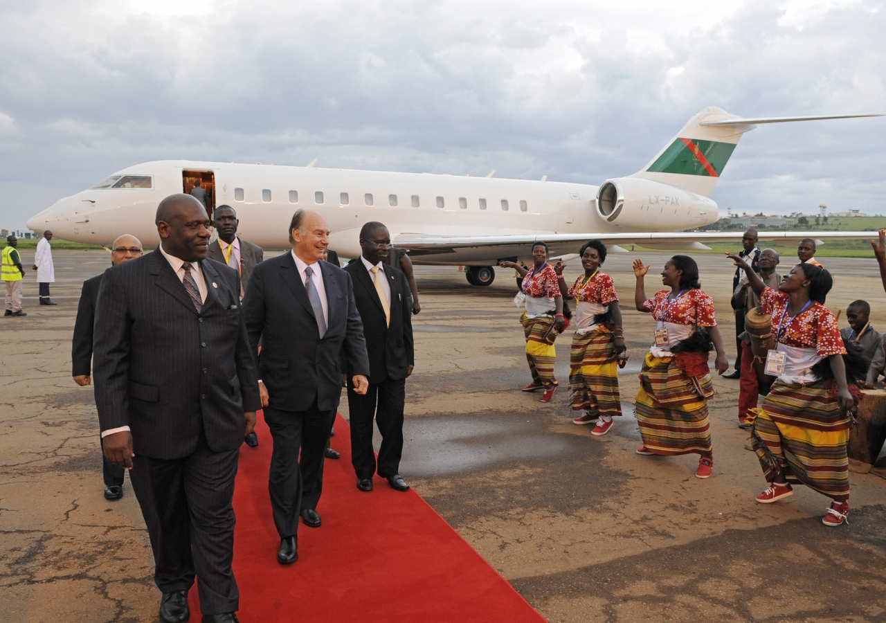 Traditional dancers welcome Mawlana Hazar Imam, who is in Uganda for the opening of the Bujagali Hydropower Project and to mark the 50th anniversary of Ugandan independence.