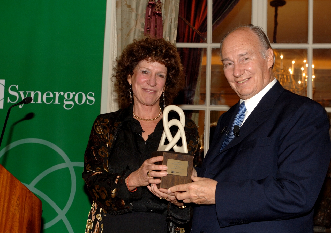 Mawlana Hazar Imam receives the David Rockefeller Bridging Leadership Award from Peggy Dulany, Founder and Chair of the Synergos Institute.