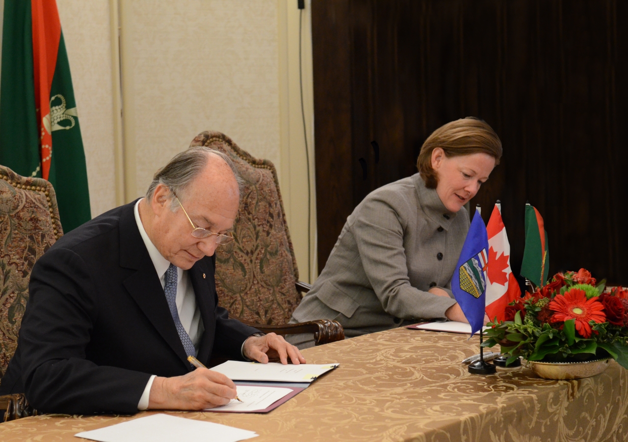 Mawlana Hazar Imam and Alberta Premier Alison Redford sign an Agreement of Cooperation between the Ismaili Imamat and the Government of Alberta in Edmonton.