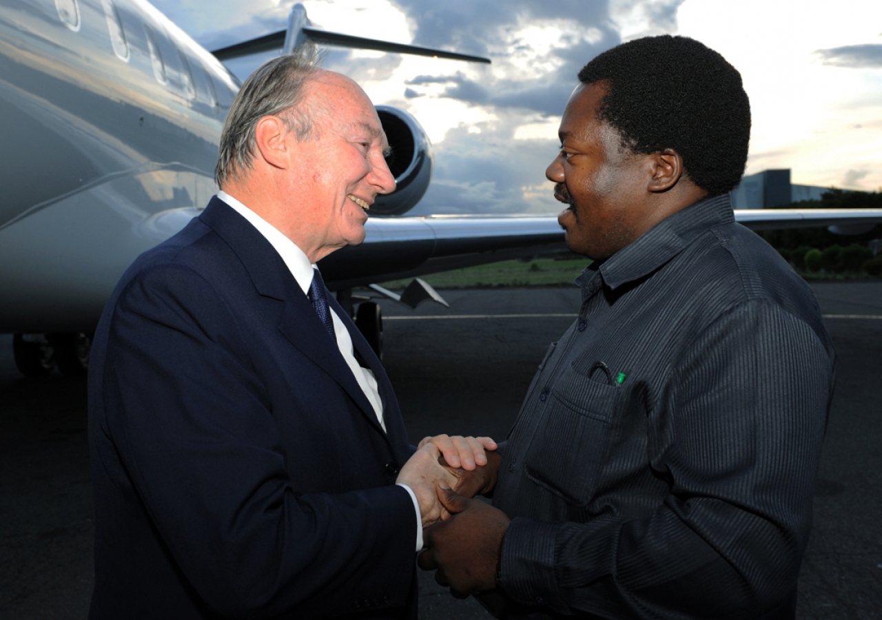 Upon his arrival in Arusha, Mawlana Hazar Imam is welcomed by the Honourable Dr Emmanuel John Nchimbi, Tanzania’s Minister for Home Affairs.