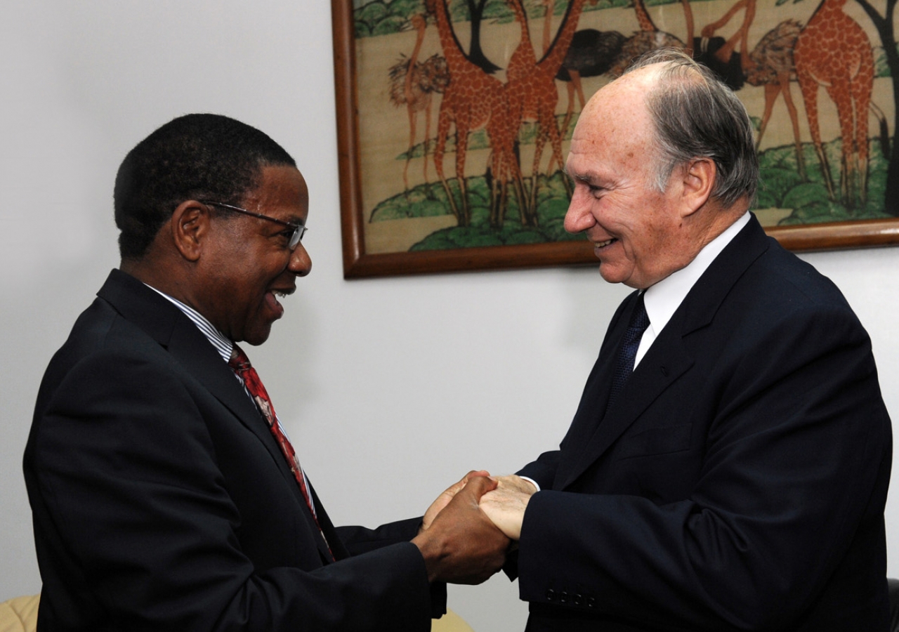 Mawlana Hazar Imam is greeted by the Tanzanian Minister of Foreign Affairs and International Cooperation, the Honourable Bernard Membe.