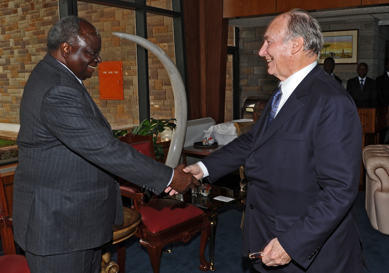 The President of Kenya, His Excellency Mwai Kibaki, greets Mawlana Hazar Imam at the Jomo Kenyatta International Airport in Nairobi.