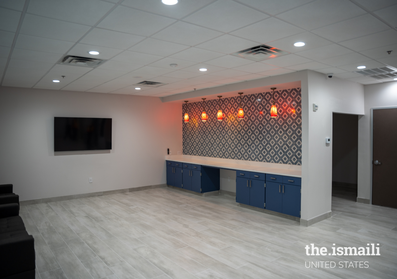 The lobby is designed to provide open space to socialize and to be flexible for programs such as study sections, watching a game, and seminars.