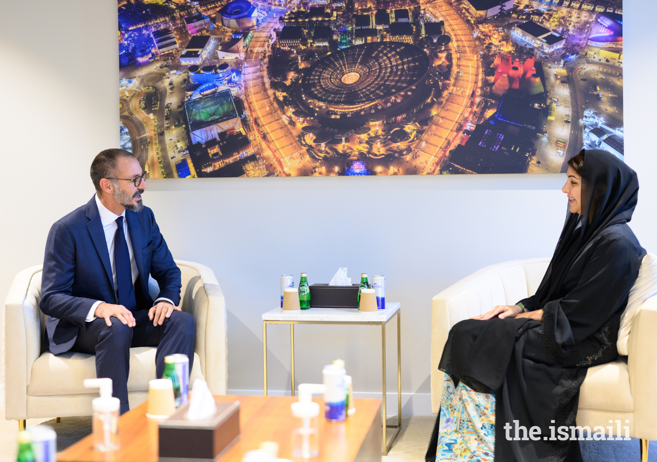 Le Prince Rahim en discussion avec Son Excellence Reem Ebrahim Al Hashimy, ministre de la Coopération internationale des Émirats arabes unis.