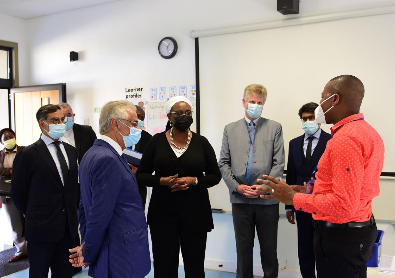 Moment of interaction of the Minister of Education and Human Development Rita Carmelita Namashulua with a teacher, accompanied by the Diplomatic Representative of the Aga Khan Development Network Nazim Ahmad (left in the photograph) and the Director of the Academy Michael Spencer (right in the photograph).