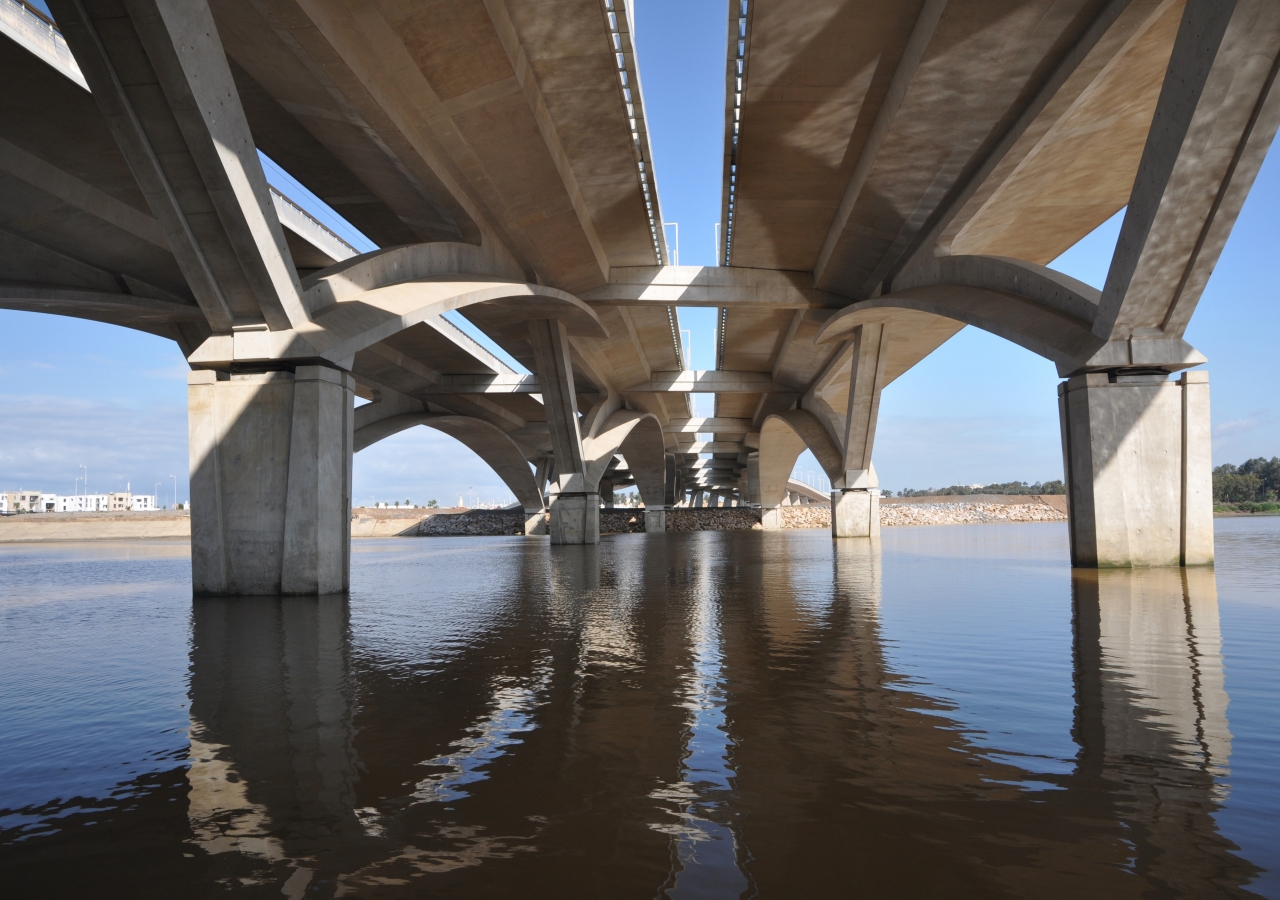 The Hassan II Bridge links the cities of Rabat and Salé in Morocco across the Bouregreg River. Shortlisted for the 2013 Award, it is an example of new infrastructure being built to address the changing needs of a growing urban population.