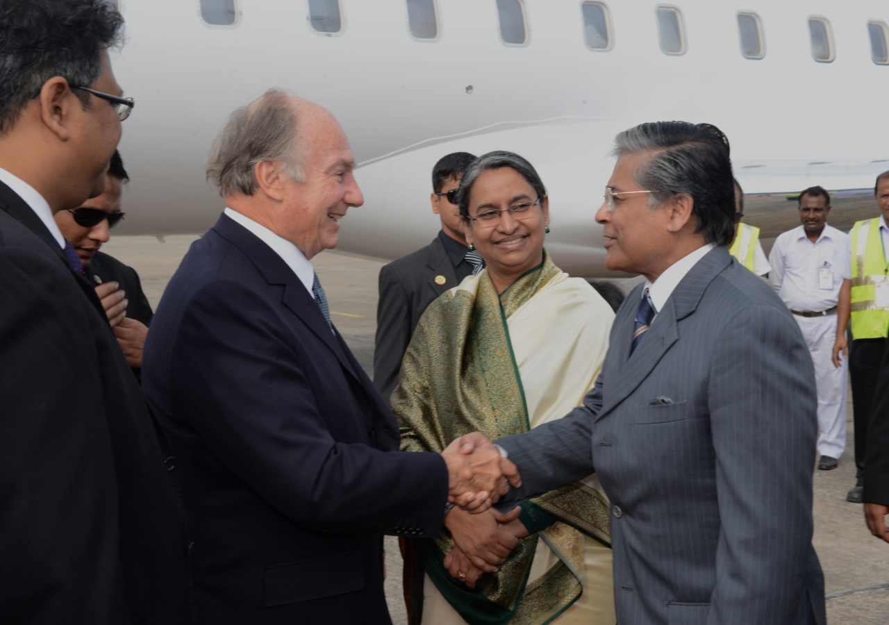 Mawlana Hazar Imam is greeted by the Foreign Minister of Bangladesh, Dr Dipu Moni, and the Ambassador at Large from the Prime Minister’s Office, Mohammad Ziauddin, upon his arrival in Dhaka.