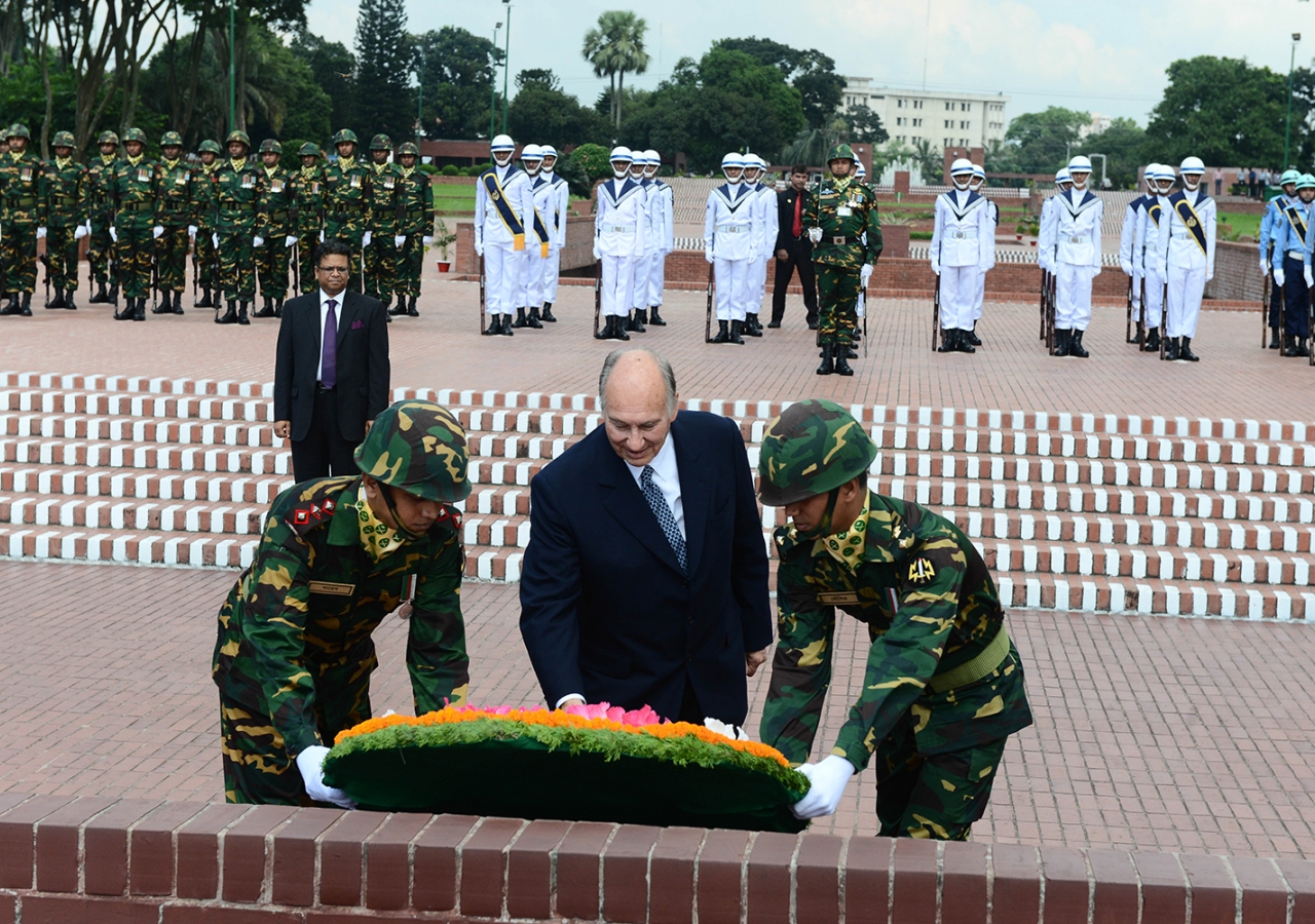 Mawlana Hazar Imam pays tribute to freedom fighters at the National Memorial for Martyrs in Savar, Bangladesh.