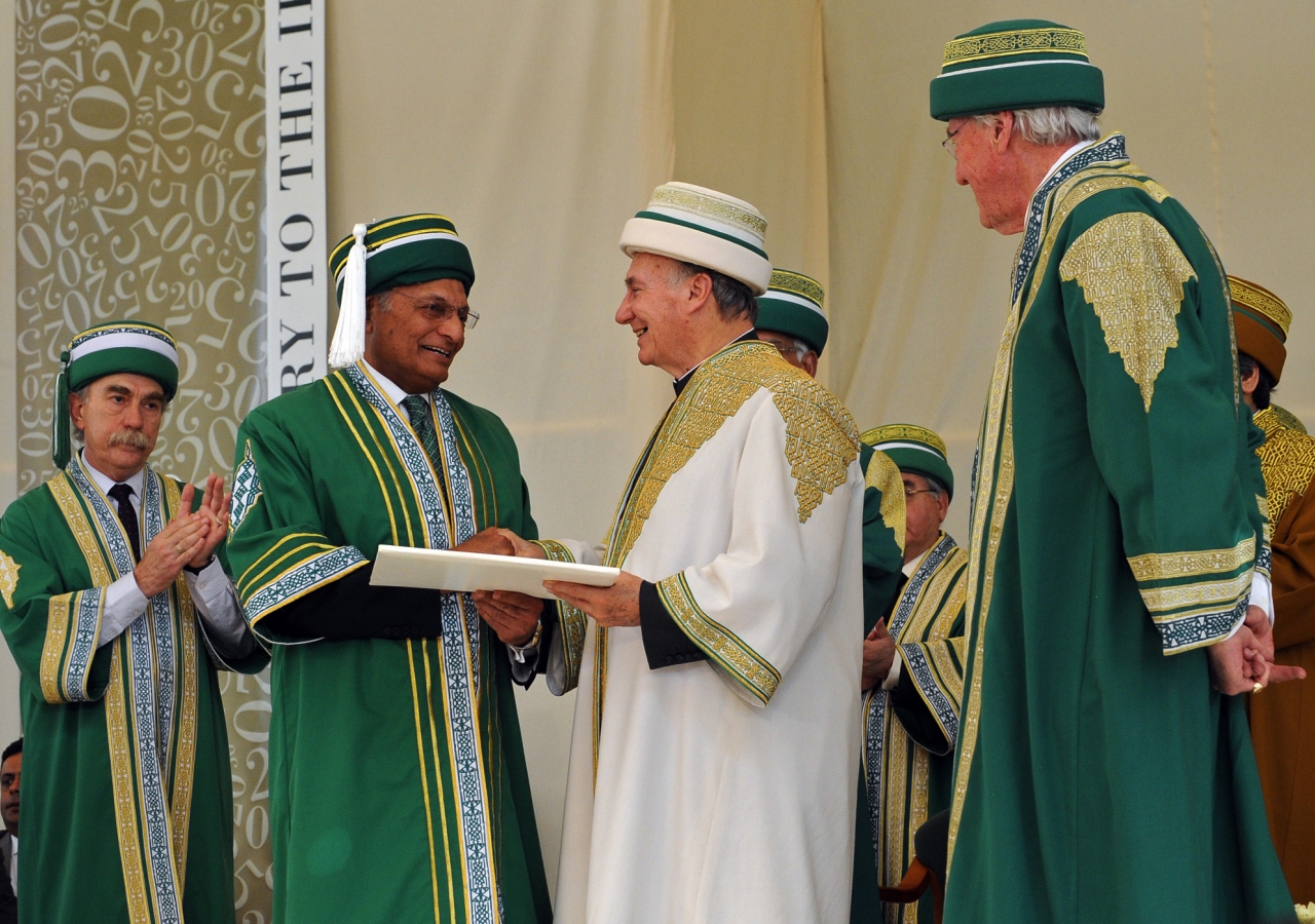 Shamsh Kassim-Lakha, upon whom Mawlana Hazar Imam conferred a Doctor of Humane Letters, honoris causa, served for almost three decades as the founding President and Trustee of the Aga Khan University. He led the overall planning, construction, commissioni