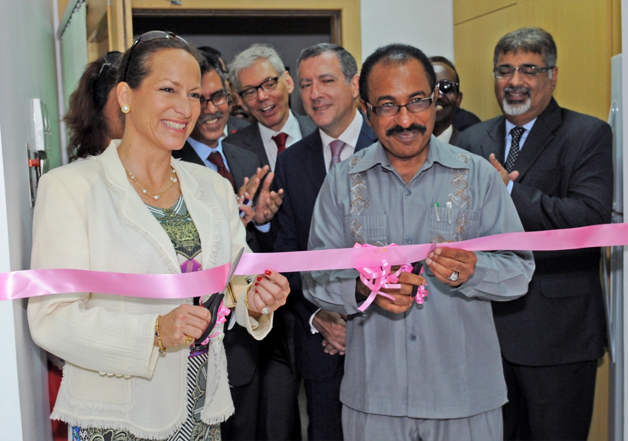 Princess Zahra and Dr Seif Seleman Rashid, Tanzania’s Minister for Health and Social Welfare, launch the new Oncology Programme at the Aga Khan Hospital, Dar es Salaam.