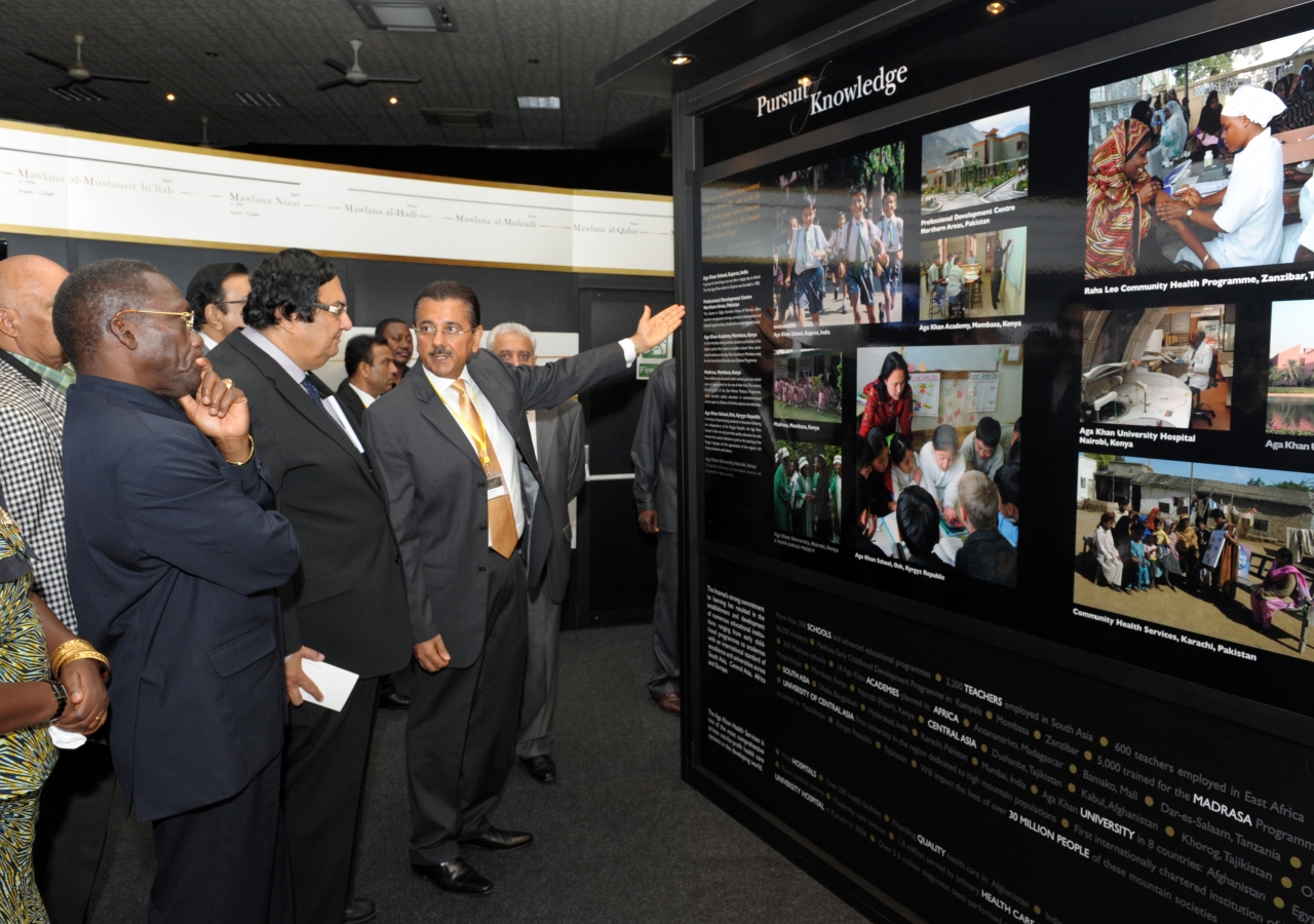 Tanzanian Prime Minister Mizengo Peter Pinda and Ismaili Council President Jehangir Bhaloo receive a tour of the RAYS OF LIGHT exhibition.