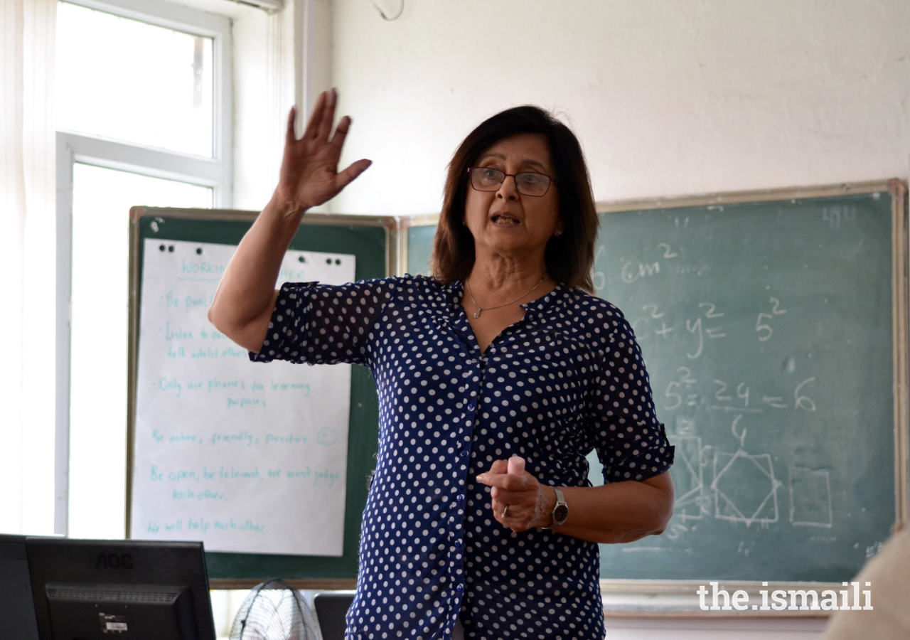 A TKN teacher from the UK leads a mathematics progressional development session.