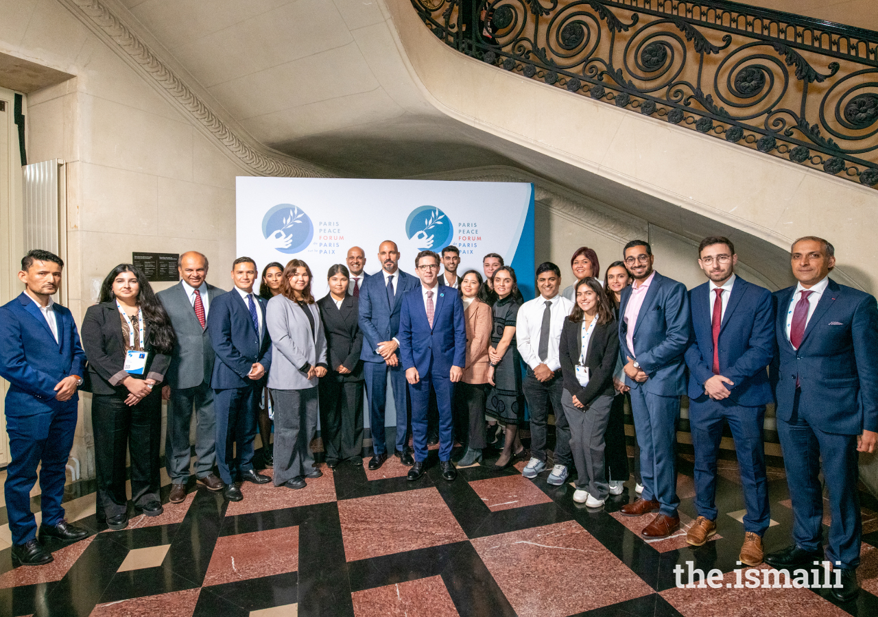 Prince Rahim, Justin Vaisse (Fondateur et Directeur Général du Forum de Paris sur la paix), Aiaze Mitha, Président du Conseil Ismaili pour la France, et Shamir Samdjee, représentant de l'Imamat Ismaili en France, en présence des volontaires Ismaili CIVIC lors du Forum de Paris sur la paix de cette année.