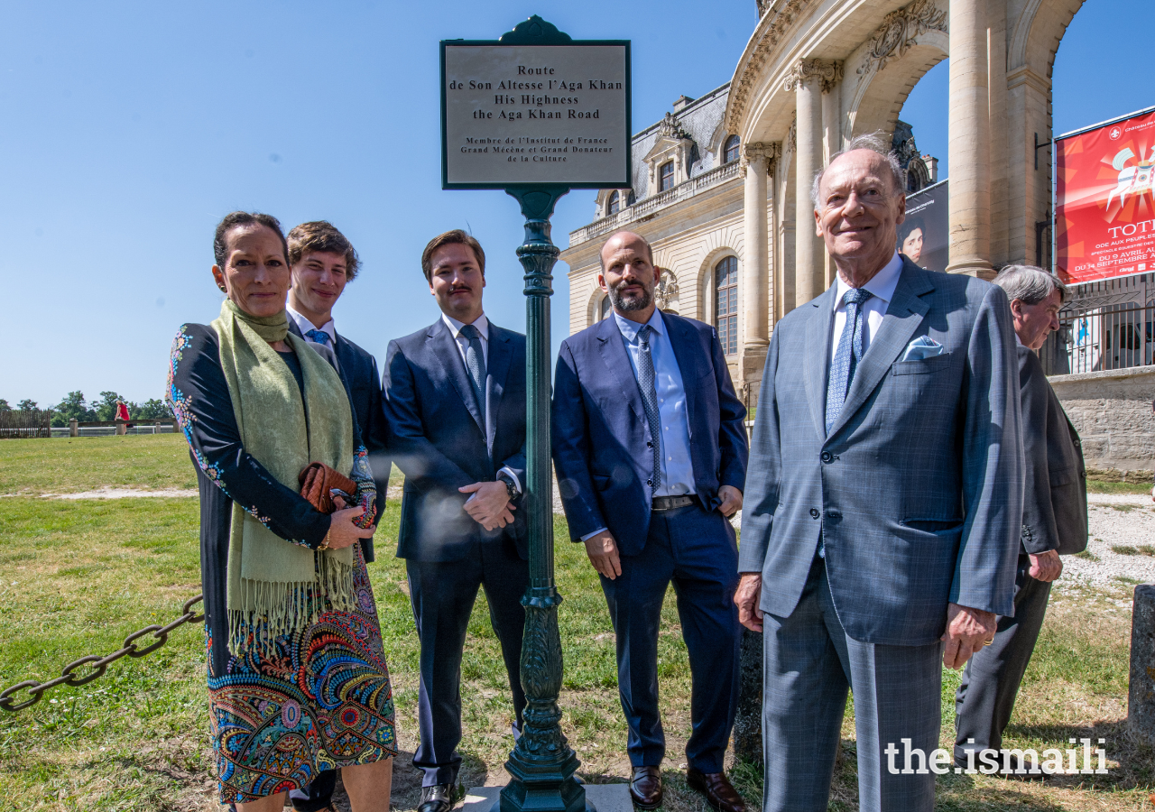 (de gauche à droite) : La princesse Zahra, Iliyan Boyden, le prince Aly Muhammad, le prince Hussain et le prince Amyn posent pour une photo avec la plaque de rue.