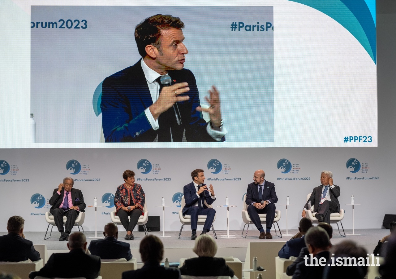 Emmanuel Macron, Presidente de França, lidera um painel de discussão durante a sessão de abertura do Fórum de Paris para a Paz deste ano.