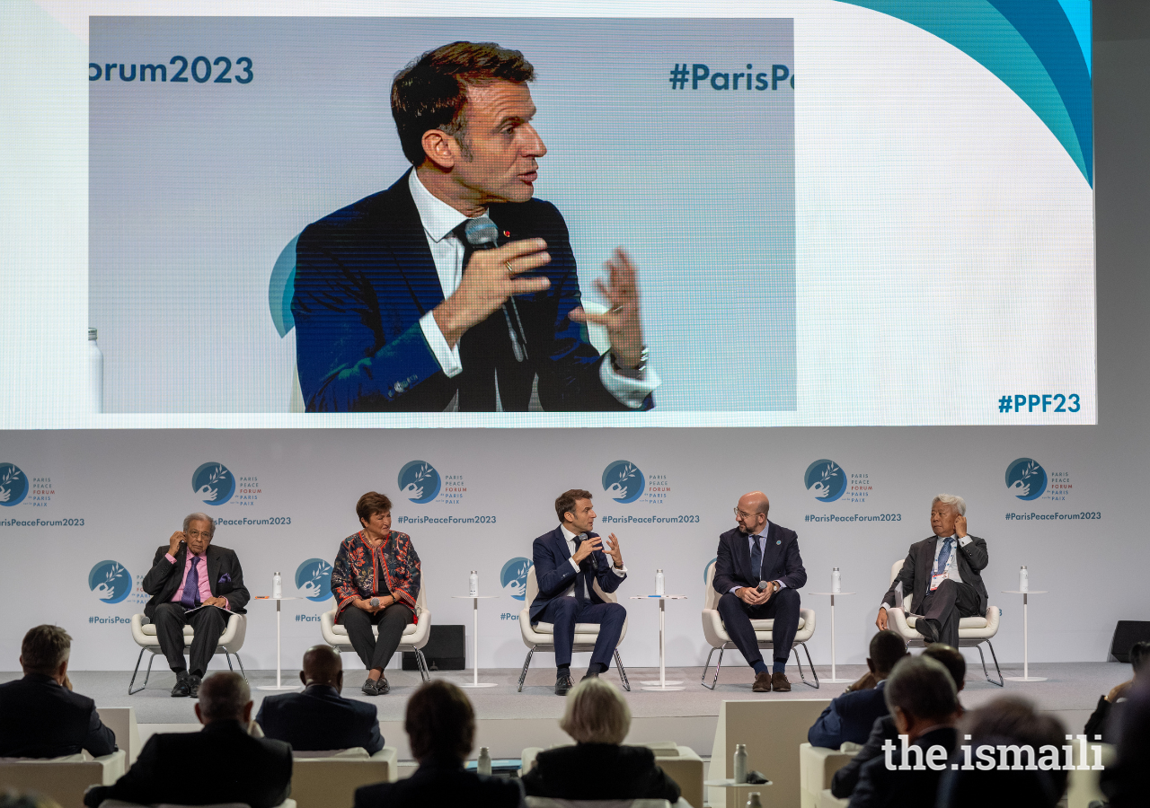 Emmanuel Macron, Président de la République française, anime une table ronde lors de la séance d'ouverture du Forum de Paris sur la paix de cette année.