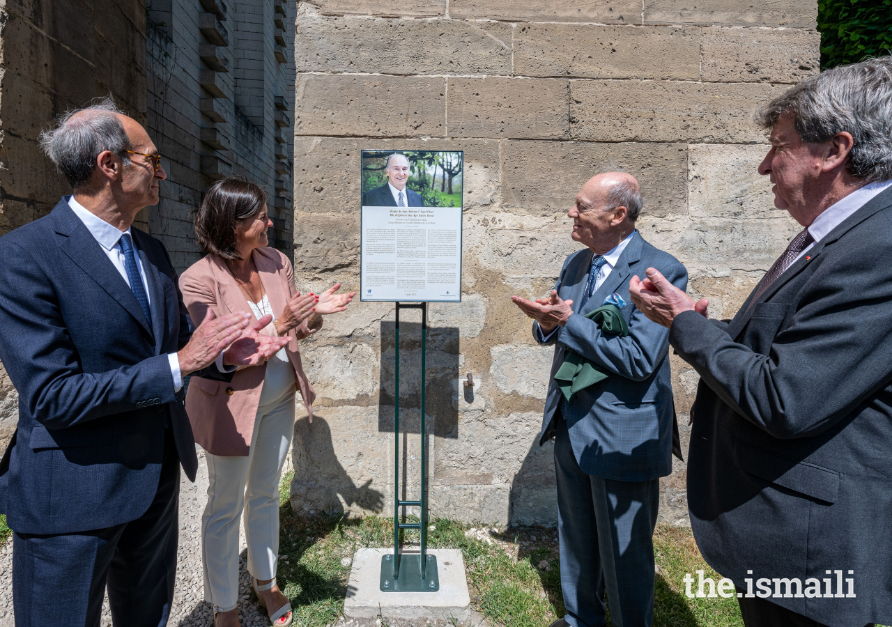 Le prince Amyn, Isabelle Wojtowiez, maire de Chantilly, Xavier Darcos, Chancelier de l'Institut de France, et Eric Woerth, membre de l'Assemblée Nationale française, applaudissent après avoir dévoilé une plaque en l'honneur de Mawlana Hazar Imam, près de la nouvelle plaque de rue.