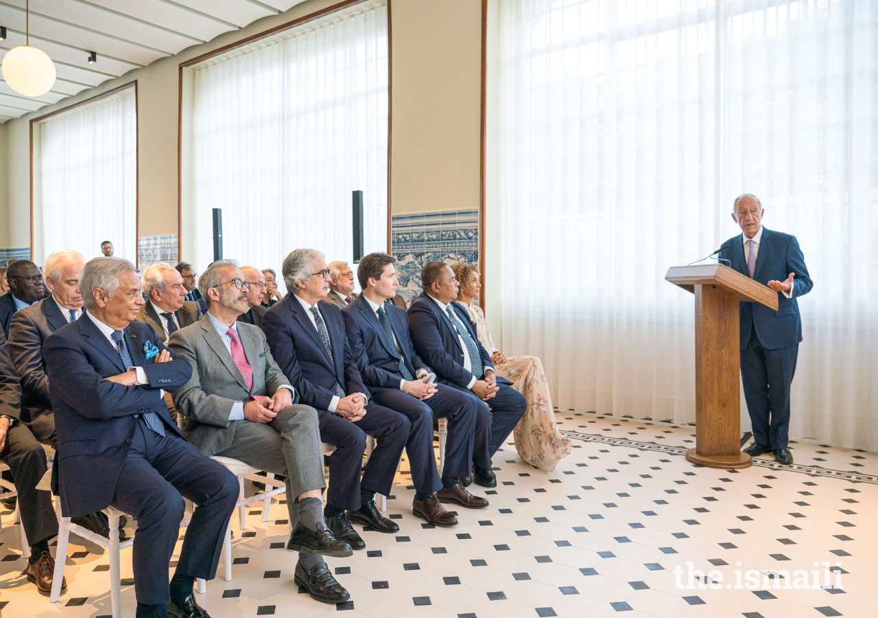 President Marcelo Rebelo de Sousa addresses guests, watched by (L to R) Nazim Ahmad; Paulo Rangel; Jose Aguiar Branco; Prince Aly Muhammad; Bendito Freitas, Foreign Minister of Timor-Leste; and Débora Katisa Carvalho, First Lady of Cabo Verde.