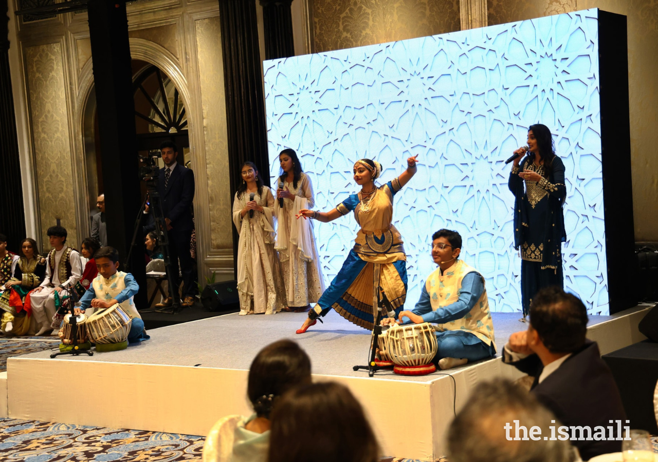 At the Institutional Dinner in Mumbai, music artists and performers put on a special show for guests.