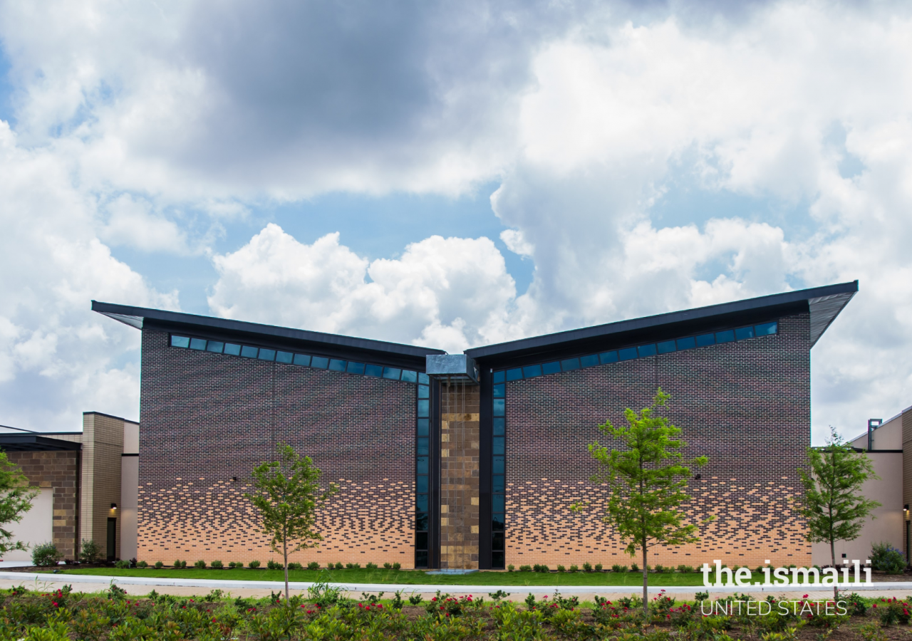 The exterior back wall of the Prayer Hall displays a gradient of five different colors of bricks and the iconic ‘butterfly’ roof. 