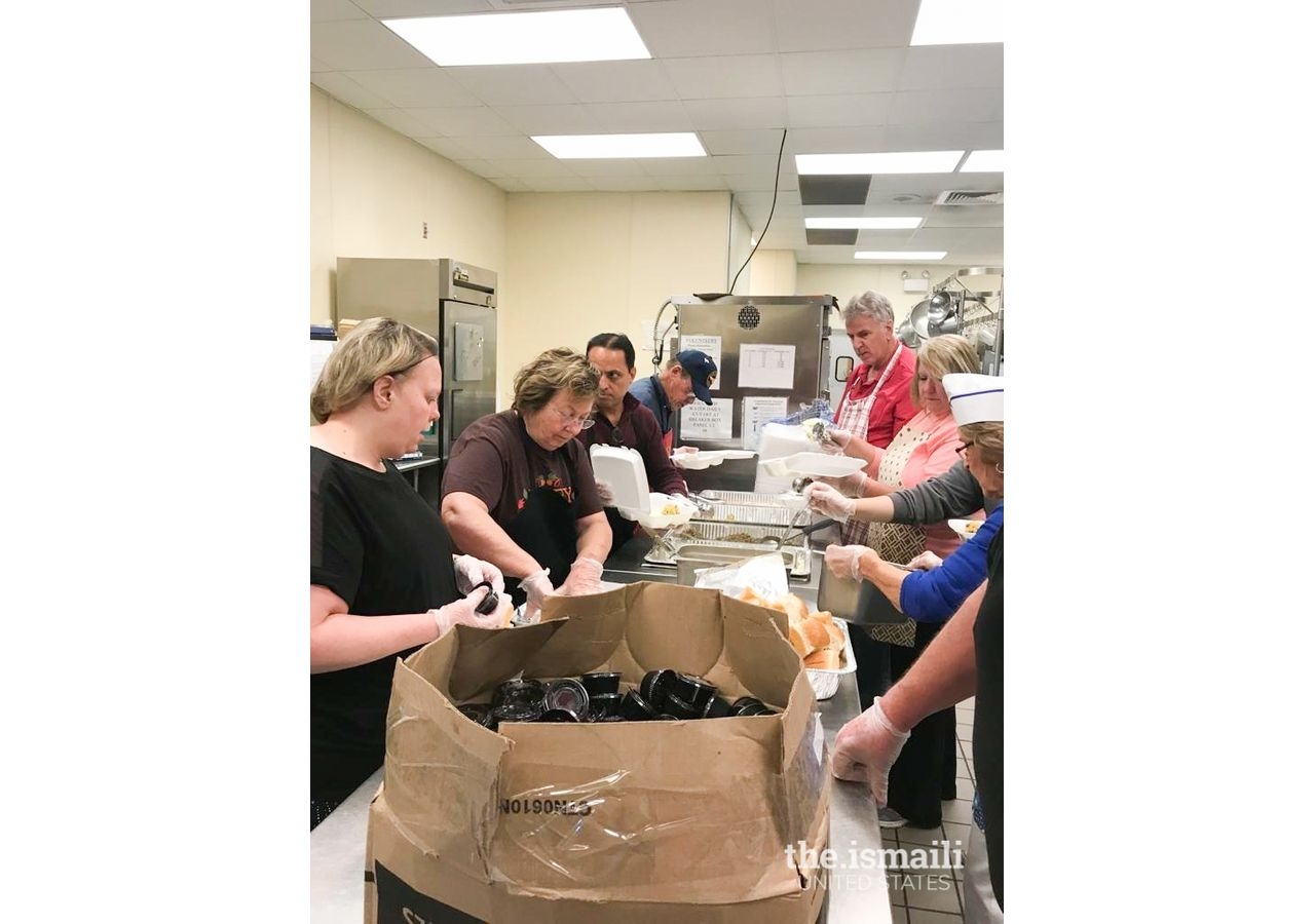 Volunteers of the Gillani Foundation preparing Thanksgiving meals.