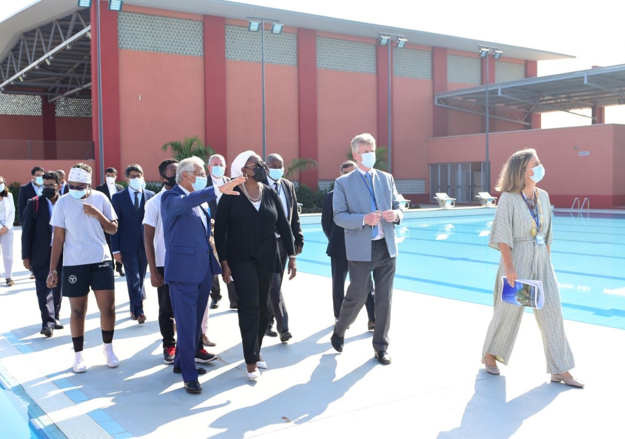 The Minister of Education and Human Development Rita Carmelita Namashulua visits the campus of the Aga Khan Academy, accompanied by the respective delegations, with the competition pool, the training pool in front of the sports center.