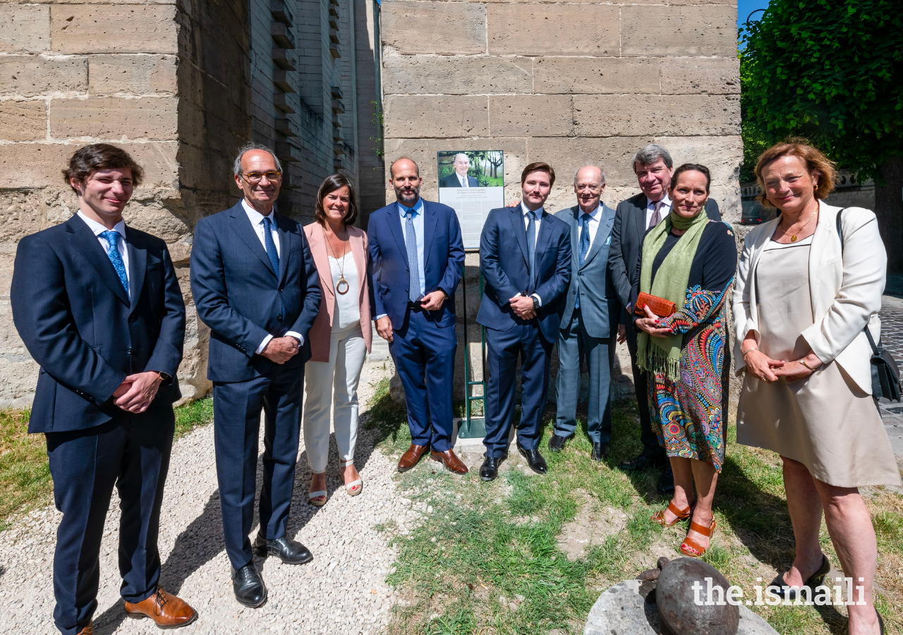 (de gauche à droite) : Iliyan Boyden, Eric Woerth, Isabelle Wojtowiez, le prince Hussain, le prince Aly Muhammad, le prince Amyn, Xavier Darcos, la princesse Zahra et Florence Woerth posent pour une photo avec la plaque.