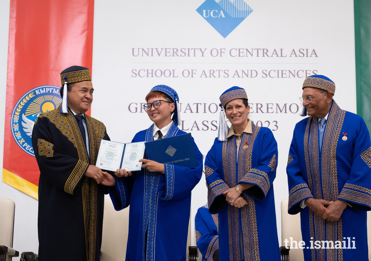 In Naryn, graduands joined Princess Zahra, Shamsh Kassim-Lakha, and Kanybek Imanaliev, Minister of Education and Science for the Kyrgyz Republic, on stage to collect their degrees.