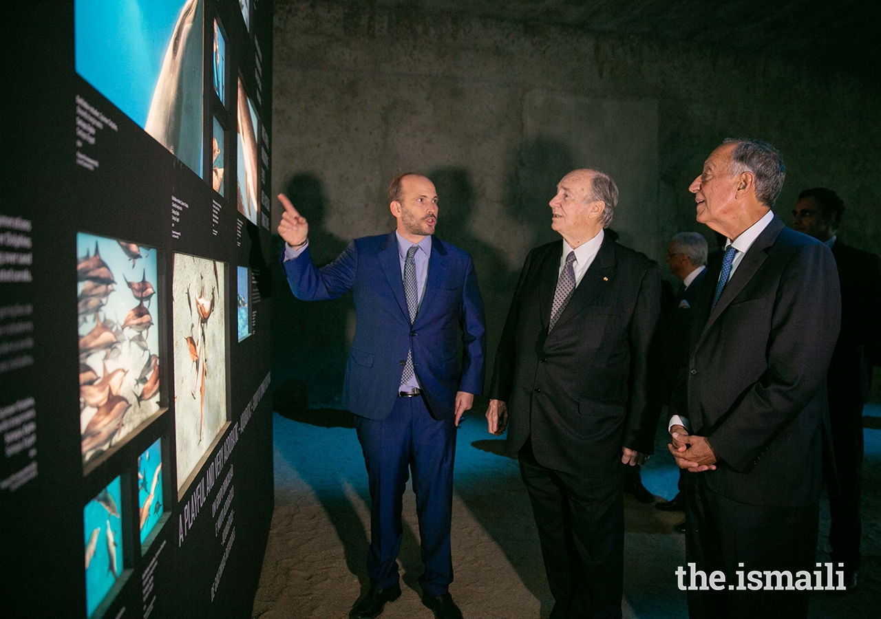 Prince Hussain presents a photograph to Mawlana Hazar Imam and President Marcelo Rebelo de Sousa at The Living Sea photo exhibition in Lisbon.