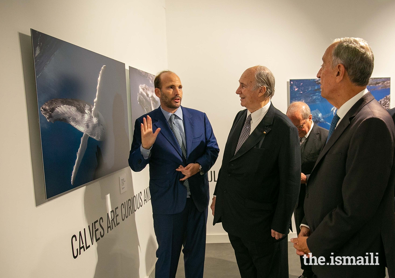 Prince Hussain presents a photograph to Mawlana Hazar Imam and President Marcelo Rebelo de Sousa at The Living Sea photo exhibition in Lisbon.