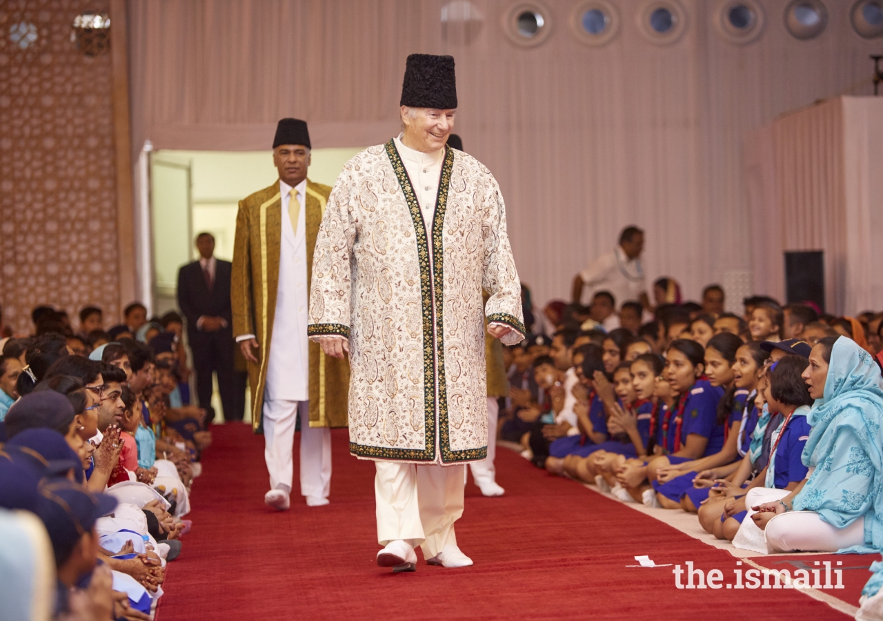 Mawlana Hazar Imam enters the Darbar hall in Mumbai.